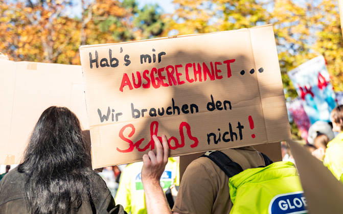 16.10.2026 Fridays For Future Klimastreik Klimaschutz ankündigen reicht nicht - Ohne Klimaschutz ist alles nix! TeilnehmerInnen des Fridays For Future Klimastreiks unter dem Motto Klimaschutz ankündigen reicht nicht - Ohne Klimaschutz ist alles nix! in der Prater Hauptallee beim Praterstern und an der Wiener Ringstraße in Wien, Österreich. Wien Prater Hauptallee beim Praterste Wien Oesterreich