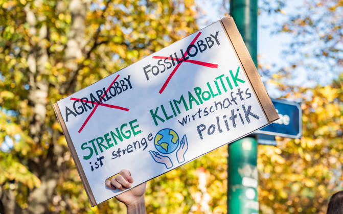 16.10.2026 Fridays For Future Klimastreik Klimaschutz ankündigen reicht nicht - Ohne Klimaschutz ist alles nix! TeilnehmerInnen des Fridays For Future Klimastreiks unter dem Motto Klimaschutz ankündigen reicht nicht - Ohne Klimaschutz ist alles nix! in der Prater Hauptallee beim Praterstern und an der Wiener Ringstraße in Wien, Österreich. Wien Prater Hauptallee beim Praterste Wien Oesterreich