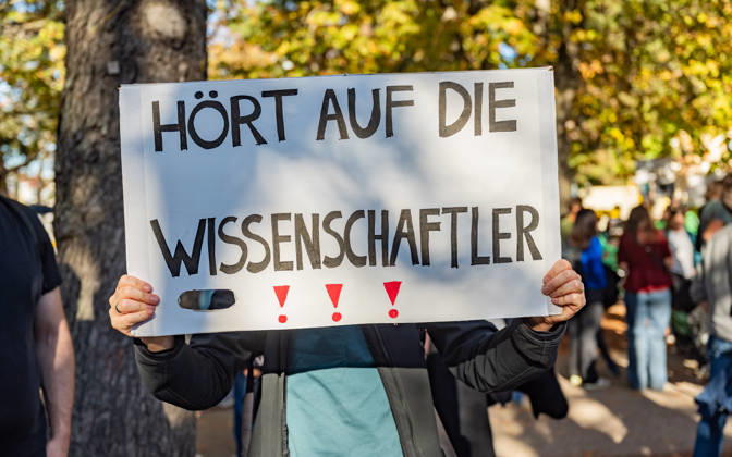 16.10.2026 Fridays For Future Klimastreik Klimaschutz ankündigen reicht nicht - Ohne Klimaschutz ist alles nix! TeilnehmerInnen des Fridays For Future Klimastreiks unter dem Motto Klimaschutz ankündigen reicht nicht - Ohne Klimaschutz ist alles nix! in der Prater Hauptallee beim Praterstern und an der Wiener Ringstraße in Wien, Österreich. Wien Prater Hauptallee beim Praterste Wien Oesterreich