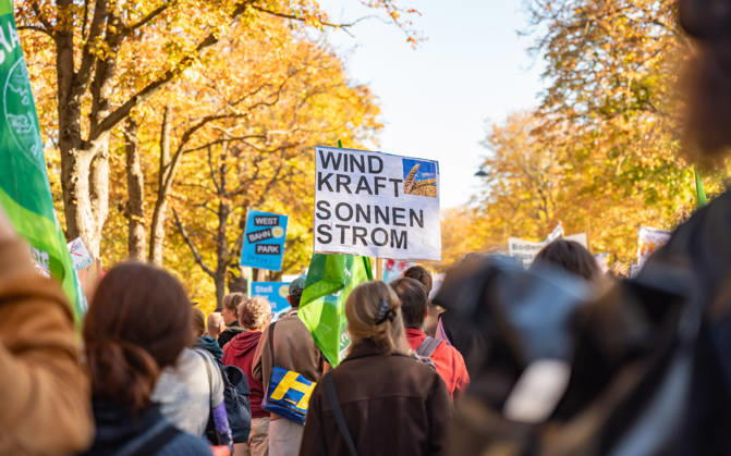 16.10.2026 Fridays For Future Klimastreik Klimaschutz ankündigen reicht nicht - Ohne Klimaschutz ist alles nix! TeilnehmerInnen des Fridays For Future Klimastreiks unter dem Motto Klimaschutz ankündigen reicht nicht - Ohne Klimaschutz ist alles nix! in der Prater Hauptallee beim Praterstern und an der Wiener Ringstraße in Wien, Österreich. Wien Prater Hauptallee beim Praterste Wien Oesterreich