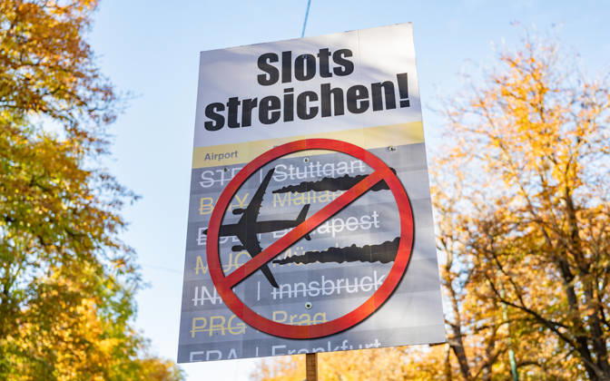 16.10.2026 Fridays For Future Klimastreik Klimaschutz ankündigen reicht nicht - Ohne Klimaschutz ist alles nix! TeilnehmerInnen des Fridays For Future Klimastreiks unter dem Motto Klimaschutz ankündigen reicht nicht - Ohne Klimaschutz ist alles nix! in der Prater Hauptallee beim Praterstern und an der Wiener Ringstraße in Wien, Österreich. Wien Prater Hauptallee beim Praterste Wien Oesterreich