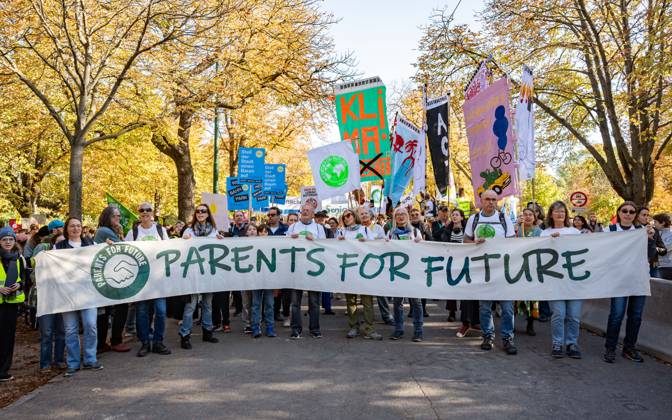 16.10.2026 Fridays For Future Klimastreik Klimaschutz ankündigen reicht nicht - Ohne Klimaschutz ist alles nix! TeilnehmerInnen des Fridays For Future Klimastreiks unter dem Motto Klimaschutz ankündigen reicht nicht - Ohne Klimaschutz ist alles nix! in der Prater Hauptallee beim Praterstern und an der Wiener Ringstraße in Wien, Österreich. Wien Prater Hauptallee beim Praterste Wien Oesterreich