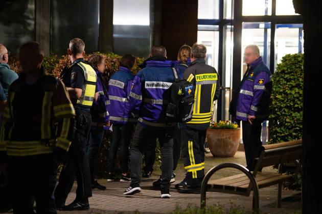 Olfen: Eine Frau tot, zwei weitere schwer verletzt – Tatverdächtiger in Gewahrsam 7aIMG: 0577237 2 Retthungshubschrauber, Feuerwehr Olfen, 3 RTW, Notfallseelsorge und Polizei - Mehrere Verletzte vermutlich eine Tote Person in Altenheim - St. Vitus Stift OlfenNordrhein-Westfalen, Olfen, Deutschland Copyright: 7aktuell.dex xMarcxGruber 0577237 20261016_7a_express_20261016_2156_577237