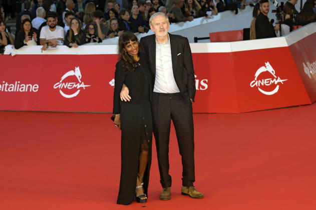 Anton Corbijn mit Ehefrau Nini Corbijn bei der Premiere des Kinofilms A Talent for Murder Ein Talent fürs Morden auf dem 21. Internationalen Filmfestival von Rom Festa del Cinema di Roma 2026 im Auditorium Parco della Musica. Rom, 16.10.2026