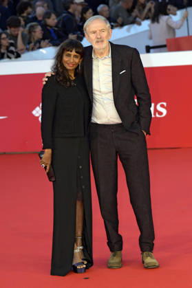 Anton Corbijn mit Ehefrau Nini Corbijn bei der Premiere des Kinofilms A Talent for Murder Ein Talent fürs Morden auf dem 21. Internationalen Filmfestival von Rom Festa del Cinema di Roma 2026 im Auditorium Parco della Musica. Rom, 16.10.2026