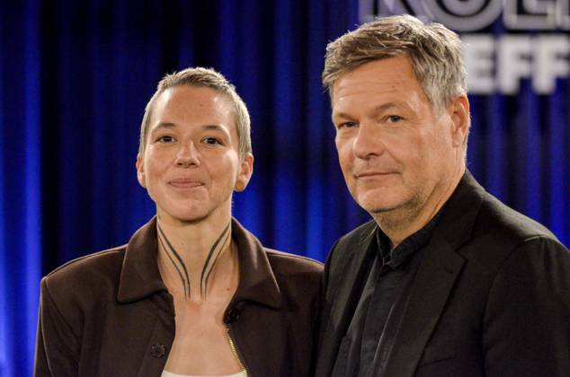 ABB KOELNERTREFF- Stefanie Heinzmann Saengerin mit Robert Habeck deutscher Schriftsteller und ehemaliger Gruenen Politiker zu Gast in der WDR Talkshow Koelner Treff aus dem Studio Boecklemuend am 16.10.2026 in Koeln Hamburg Deutschland