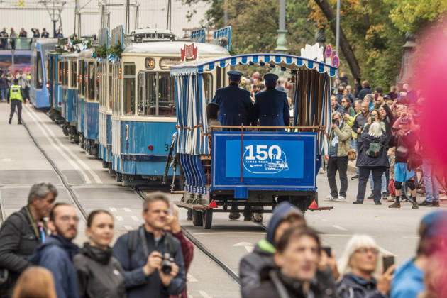 Jubiläums-Korso 150 Jahre Tram in München, hier auf der Maximiliansbrücke, 17. Oktober 2026 Deutschland, München, 17. Oktober 2026, Jubiläums-Korso 150 Jahre Tram in München, hier auf der Maximiliansbrücke in Richtung Landtag, hunderte Schaulustige verfolgen die Parade, dabei sind historische Trambahnen aus 150 Jahre Geschichte, die MVG feiert 150 Jahre Straßenbahn, 1876 fur die erste Pferdebahn in München, Maximilianstraße, Bayern,
