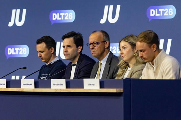 Deutschlandtag der Jungen Union in Bonn: Rede des Bundeskanzlers - 17.10.26 Diskussion mit Bundeskanzler Friedrich MERZ (CDU), zugleich CDU-Vorsitzender beim Deutschlandtag der Jungen Union in Bonn. Er spricht und diskutiert mit den Delegierten. Die dreitägige Tagung der Nachwuchsorganisation von CDU und CSU findet vom 16. bis 18. Oktober 2026 im World Conference Center Bonn statt. Bonn World Conference Center Bonn Nordrhein-Westfalen Deutschland Copyright: xMarcxJohnx