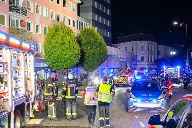 Tödliches Feuer in Rosenheim: Wohnungsbrand im vierten Obergeschoss von Mehrfamilienhaus droht sich auszubreiten - Feuerwehr kann Bewohner aus Brandwohnung, doch jede Hilfe kommt zu spät - Person verstirbt noch am Einsatzort - weitere Bewohner im Haus bl Am späten Freitagabend kam es gegen 22:45 Uhr in einem Mehrparteienhaus in der Münchner Straße in Rosenheim zu einem Vollbrand einer Wohnung im vierten Obergeschoss. Die Flammen und der Rauch drohten auf benachbarte Wohnungen überzugreifen. Die Feuerwehr konnte eine Person aus der Brandwohnung retten und ins Freie bringen. Der Rettungsdienst leitete umgehend Reanimationsmaßnahmen ein, die unter Einbindung eines Rettungshubschraubers fortgeführt wurden. Trotz aller Bemühungen bliebe Copyright: xMarkusxSteinbergerx xEinsatzReport24x