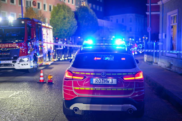 Tödliches Feuer in Rosenheim: Wohnungsbrand im vierten Obergeschoss von Mehrfamilienhaus droht sich auszubreiten - Feuerwehr kann Bewohner aus Brandwohnung, doch jede Hilfe kommt zu spät - Person verstirbt noch am Einsatzort - weitere Bewohner im Haus bl Am späten Freitagabend kam es gegen 22:45 Uhr in einem Mehrparteienhaus in der Münchner Straße in Rosenheim zu einem Vollbrand einer Wohnung im vierten Obergeschoss. Die Flammen und der Rauch drohten auf benachbarte Wohnungen überzugreifen. Die Feuerwehr konnte eine Person aus der Brandwohnung retten und ins Freie bringen. Der Rettungsdienst leitete umgehend Reanimationsmaßnahmen ein, die unter Einbindung eines Rettungshubschraubers fortgeführt wurden. Trotz aller Bemühungen bliebe Copyright: xMarkusxSteinbergerx xEinsatzReport24x