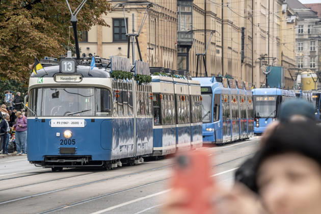 Jubiläums-Korso 150 Jahre Tram in München, hunderte Schaulustige säumen die Maximilianstraße, um die Parade zu verfolgen, 17. Oktober 2026 Deutschland, München, 17. Oktober 2026, Jubiläums-Korso 150 Jahre Tram in München, hier eine Tram Linie 13 zum Hasenbergl, P3 war von 1967 bis 2020 im Einsatz, hunderte Schaulustige säumen die Maximilianstraße, verfolgen die Parade, dabei sind historische Trambahnen aus 150 Jahre Geschichte, die MVG feiert 150 Jahre Straßenbahn, 1876 fur die erste Pferdebahn in München, Maximilianstraße, Bayern,