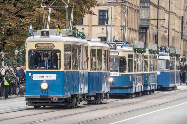 Jubiläums-Korso 150 Jahre Tram in München, hunderte Schaulustige säumen die Maximilianstraße, um die Parade zu verfolgen, 17. Oktober 2026 Deutschland, München, 17. Oktober 2026, Jubiläums-Korso 150 Jahre Tram in München, hier eine Tram Linie 1 zum Maximiliansplatz, j-Zug war von 1945-1973 im Einsatz, dahinter eine Tram Linie 13 zum Hasenbergl, P3 war von 1967 bis 2020 im Einsatz, hunderte Schaulustige säumen die Maximilianstraße, verfolgen die Parade, dabei sind historische Trambahnen aus 150 Jahre Geschichte, die MVG feiert 150 Jahre Straßenbahn, 1876 fur die erste Pferdebahn in München, Maximilianstraße, Bayern,