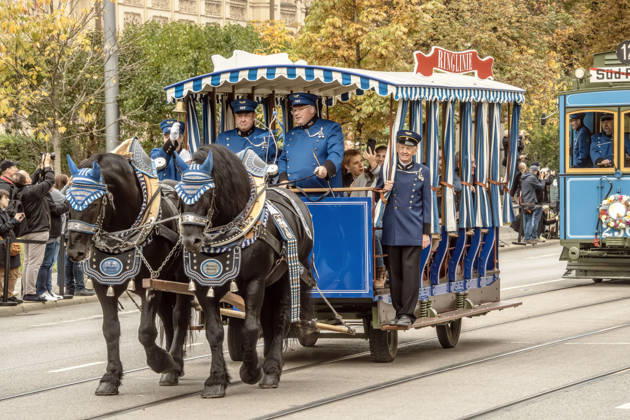 Jubiläums-Korso 150 Jahre Tram in München, eine Pferdebahn führt den Fahrzeugkorso an, mit dabei: Oberbürgermeister Dominik Krause, hunderte Schaulustige säumen die Maximilianstraße, um die Parade zu verfolgen, München, 17. Oktober 2026 Deutschland, München, 17. Oktober 2026, Jubiläums-Korso 150 Jahre Tram in München, die Pferdebahn führt die Parade durch die Maximilianstraße an, mit dabei: Oberbürgermeister Dominik Krause, rechts neben den Schaffnern zu sehen, 1876 fur die erste Pferdebahn in München, hunderte Schaulustige säumen die Maximilianstraße, verfolgen die Parade, dabei sind historische Trambahnen aus 150 Jahre Geschichte, die MVG feiert 150 Jahre Straßenbahn, Maximilianstraße, Bayern,