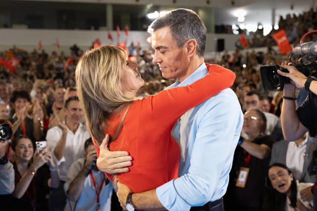 The PSOE Holds Its Federal Committee Meeting in Fuenlabrada, Madrid Prime Minister Pedro Sánchez and his wife, Begona Gómez, during the PSOE Federal Committee meeting at the Tomás y Valiente Art Center on October 17, 2026, in Fuenlabrada, Madrid, Spain. The Committee served to ratify the party’s candidate lists for the general election on November 29 and to confirm its Secretary General, Pedro Sánchez, as the candidate for Prime Minister. October 17, 2026 Jesús Hellí Fuenlabrada, Madrid Fuenlabrada, Madrid, Spain Copyright: xJesusxHellinx 7851199