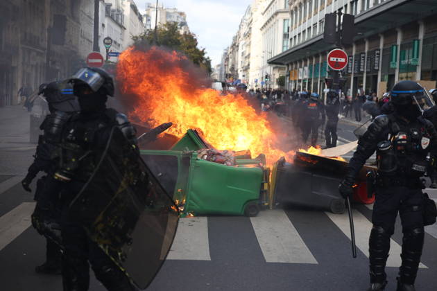 Clashes Erupt Prior To The High Cost of Living Protest - Paris Protesters erect barricades while the French Republican Security Corps (CRS – Compagnies Républicaines de Securite) and BRAV-M troops respond during clashes prior to the start of a demonstration protesting against the high cost of living at Rue Saint Denis, near Place de la Republique in Paris on October 17, 2026 as part of a nationwide call for mobilisation bringing together various groups expressing their anger: former Yellow Vests , secondary school and university students, climate activists and even farmers. After weeks of student protests, France faces broader, nationwide demonstrations on October 17, 2026 over the cost of living, setting up a potentially fraught six mont  Copyright: xLafarguexRaphael ABACAx