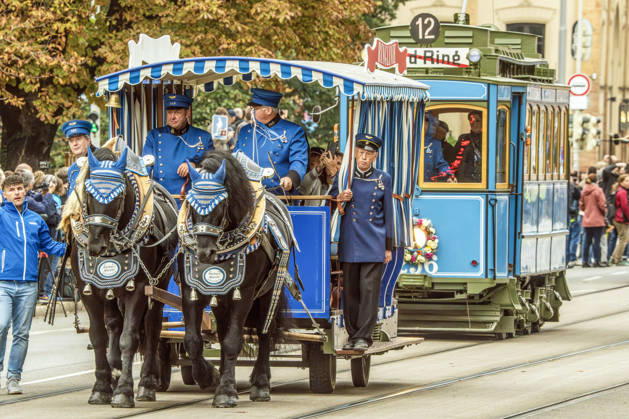 Jubiläums-Korso 150 Jahre Tram in München, eine Pferdebahn führt den Fahrzeugkorso an, dahinter ein A-Wagen von 1901, München, 17. Oktober 2026 Deutschland, München, 17. Oktober 2026, Jubiläums-Korso 150 Jahre Tram in München, die Pferdebahn führt die Parade durch die Maximilianstraße an, 1876 fur die erste Pferdebahn in München, dahinter der sog. A-Wagen von 1901, hunderte Schaulustige säumen die Maximilianstraße, verfolgen die Parade, dabei sind historische Trambahnen aus 150 Jahre Geschichte, die MVG feiert 150 Jahre Straßenbahn, Maximilianstraße, Bayern,