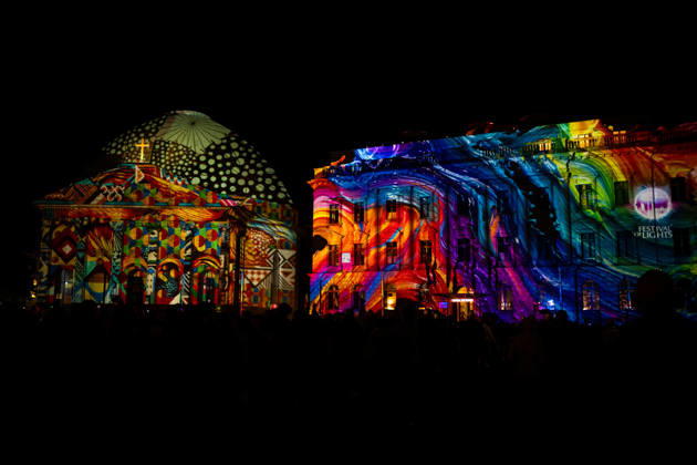 Berlin, Eindrücke vom Festival of Lights Die illuminierte St.-Hedwigs-Kathedrale und das Hotel de Rom im Rahmen des jährlich stattfindenden Festival of Lights an dem verschieden Gebäude bunt angestrahlt werden am 16.10.2026 in Berlin. Berlin Berlin Deutschland