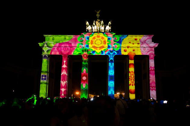 Berlin, Eindrücke vom Festival of Lights Das illuminierte Brandenburger Tor im Rahmen des jährlich stattfindenden Festival of Lights an dem verschieden Gebäude bunt angestrahlt werden am 16.10.2026 in Berlin. Berlin Berlin Deutschland