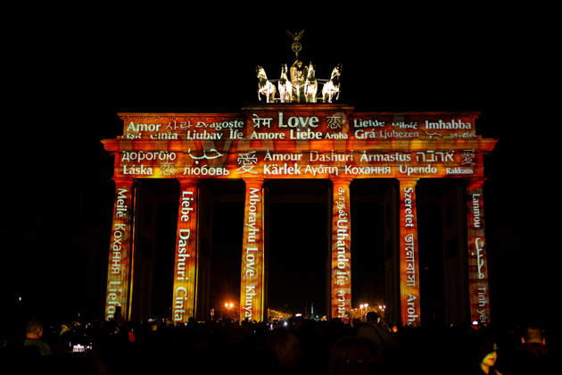 Berlin, Eindrücke vom Festival of Lights Das illuminierte Brandenburger Tor mit dem Wort Liebe in verschiedenen Sprachen im Rahmen des jährlich stattfindenden Festival of Lights an dem verschieden Gebäude bunt angestrahlt werden am 16.10.2026 in Berlin. Berlin Berlin Deutschland