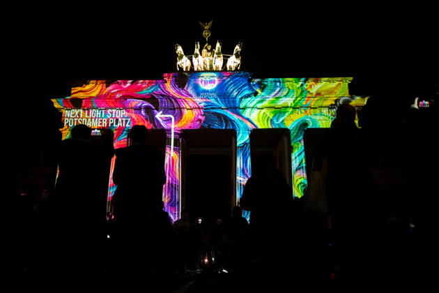 Berlin, Eindrücke vom Festival of Lights Das illuminierte Brandenburger Tor im Rahmen des jährlich stattfindenden Festival of Lights an dem verschieden Gebäude bunt angestrahlt werden am 16.10.2026 in Berlin. Berlin Berlin Deutschland