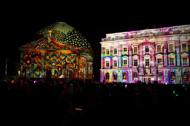 Berlin, Eindrücke vom Festival of Lights Die illuminierte St.-Hedwigs-Kathedrale und das Hotel de Rom im Rahmen des jährlich stattfindenden Festival of Lights an dem verschieden Gebäude bunt angestrahlt werden am 16.10.2026 in Berlin. Berlin Berlin Deutschland