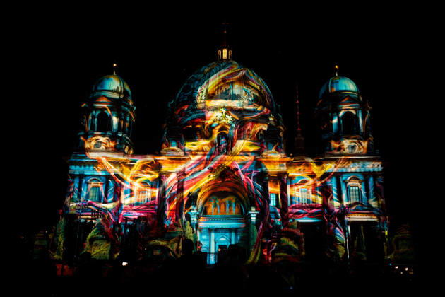 Berlin, Eindrücke vom Festival of Lights Der illuminierte Berliner Dom im Rahmen des jährlich stattfindenden Festival of Lights an dem verschieden Gebäude bunt angestrahlt werden am 16.10.2026 in Berlin. Berlin Berlin Deutschland