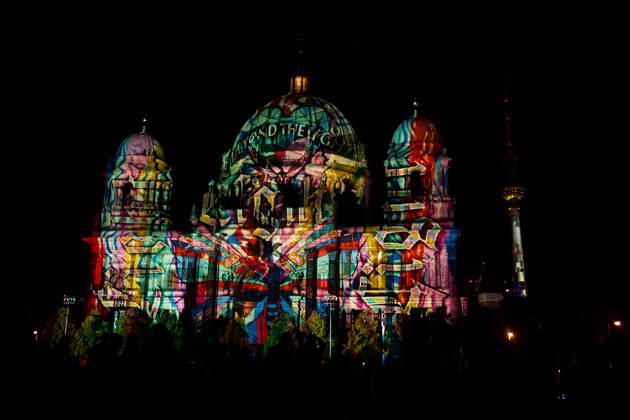 Berlin, Eindrücke vom Festival of Lights Der illuminierte Berliner Dom und der Berliner Fernsehturm im Rahmen des jährlich stattfindenden Festival of Lights an dem verschieden Gebäude bunt angestrahlt werden am 16.10.2026 in Berlin. Berlin Berlin Deutschland