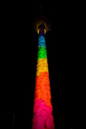 Berlin, Eindrücke vom Festival of Lights Der illuminierte Berliner Fernsehturm im Rahmen des jährlich stattfindenden Festival of Lights an dem verschieden Gebäude bunt angestrahlt werden am 16.10.2026 in Berlin. Berlin Berlin Deutschland