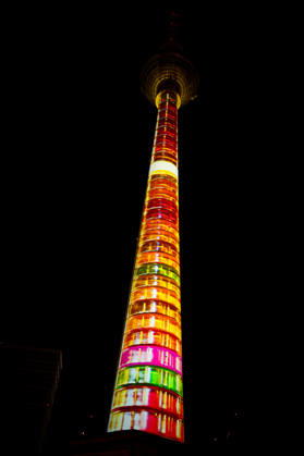Berlin, Eindrücke vom Festival of Lights Der illuminierte Berliner Fernsehturm im Rahmen des jährlich stattfindenden Festival of Lights an dem verschieden Gebäude bunt angestrahlt werden am 16.10.2026 in Berlin. Berlin Berlin Deutschland