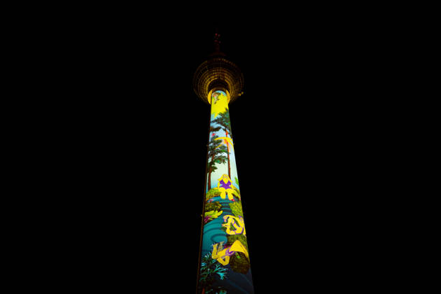 Berlin, Eindrücke vom Festival of Lights Der illuminierte Berliner Fernsehturm im Rahmen des jährlich stattfindenden Festival of Lights an dem verschieden Gebäude bunt angestrahlt werden am 16.10.2026 in Berlin. Berlin Berlin Deutschland