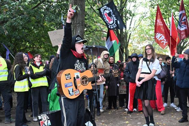 Demonstration Â«Solidarität mit den Schüler:innen in FrankreichÂ» ** NUR FÜR REDAKTIONELLE ZWECKE ** EDITORIAL USE ONLY **<p>Demonstration Â«Solidarität mit den Schüler:innen in FrankreichÂ» im Kleistpark, fotografiert am 17.10.2026 in Berlin. Berlin Berlin Berlin Copyright: MaurizioxGambarini