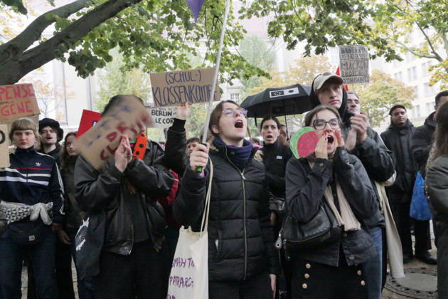 17.10.2026, Berlin - Deutschland. Solidarität mit den Schüler:innen in Frankreich am Kleistpark.