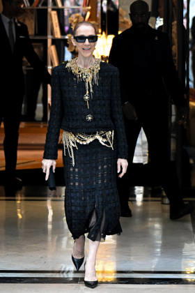 Céline Dion spends time with her fans outside her hotel in Paris. Céline Dion spends time with fans before heading to the venue, the Royal Monceau Hotel in Paris, France 460538 2026 10 17 Paris France Dion, Céline  Copyright: xL.Urmanx xStarfacex STAR_460538_005