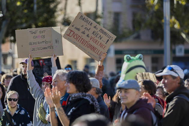 High Cost of Living Protest - Gap Demonstrators carry handwritten placards during the Yellow Vests and Youth march in Gap, France, on October 17, 2026. A sign reads Tout est chaos, génération désenchantée ( Everything is chaos, disillusioned generation ); other wording is partly obscured. Photo by Thibaut Durand ABACAPRESS.COM Gap Provence-Alpes-Cote d Azur France  Copyright: xDurandxThibaut ABACAx