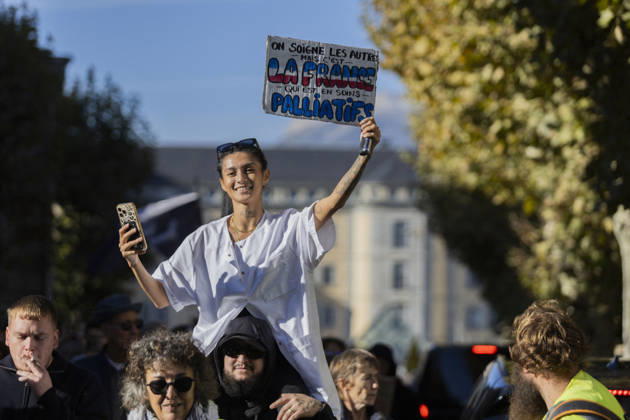 High Cost of Living Protest - Gap A demonstrator holds a Palestine solidarity sign above the crowd during the march in Gap, France, on October 17, 2026. The placard reads On soigne les nôtres, on prend soin des Palestiniens ( We care for our own; we care for Palestinians ). Photo by Thibaut Durand ABACAPRESS.COM Gap Provence-Alpes-Cote d Azur France  Copyright: xDurandxThibaut ABACAx
