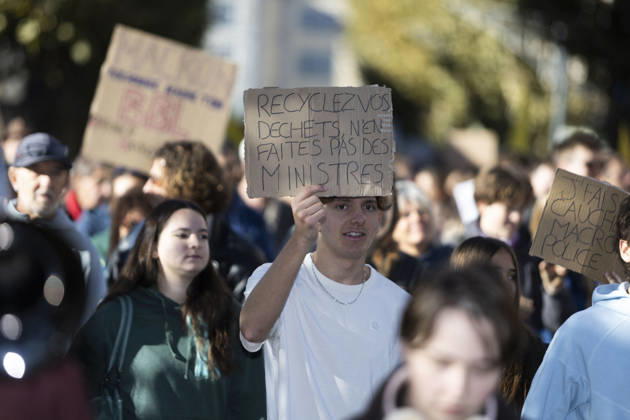 High Cost of Living Protest - Gap A young demonstrator holds a sign reading Recyclez vos déchets, ne faites pas des ministres ( Recycle your waste, do not make it ministers ) during the march in Gap, France, on October 17, 2026. Photo by Thibaut Durand ABACAPRESS.COM Gap Provence-Alpes-Cote d Azur France  Copyright: xDurandxThibaut ABACAx
