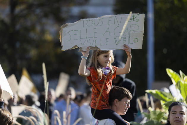 High Cost of Living Protest - Gap A young demonstrator raises a handwritten sign above the crowd during the march in Gap, France, on October 17, 2026. The wording is partly obscured and cannot be transcribed in full. Photo by Thibaut Durand ABACAPRESS.COM Gap Provence-Alpes-Cote d Azur France  Copyright: xDurandxThibaut ABACAx