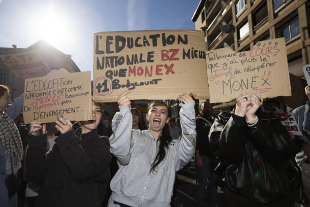 High Cost of Living Protest - Gap High-school students chant and raise placards during the march in Gap, France, on October 17, 2026. Their signs criticize conditions in the national education system; some wording is too small to read fully. Photo by Thibaut Durand ABACAPRESS.COM Gap Provence-Alpes-Cote d Azur France  Copyright: xDurandxThibaut ABACAx