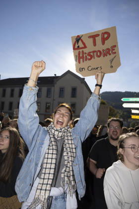 High Cost of Living Protest - Gap A student raises a handwritten placard during the march in Gap, France, on October 17, 2026. The sign refers to history lessons; its abbreviated wording is not fully clear. Photo by Thibaut Durand ABACAPRESS.COM Gap Provence-Alpes-Cote d Azur France  Copyright: xDurandxThibaut ABACAx