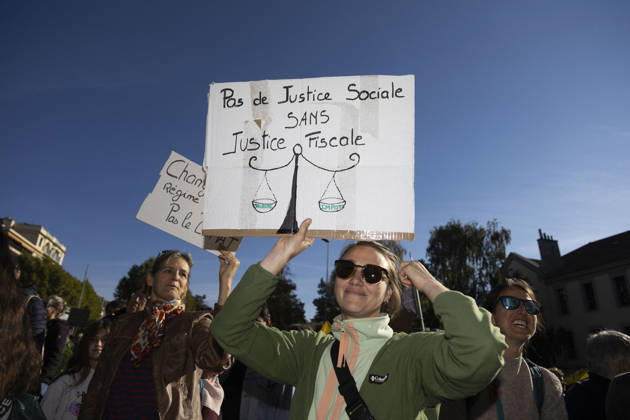 High Cost of Living Protest - Gap A demonstrator holds a sign reading Pas de justice sociale sans justice fiscale ( No social justice without tax justice ) during the march in Gap, France, on October 17, 2026. Photo by Thibaut Durand ABACAPRESS.COM Gap Provence-Alpes-Cote d Azur France  Copyright: xDurandxThibaut ABACAx