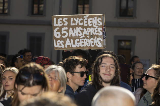 High Cost of Living Protest - Gap A demonstrator holds a sign reading Les lycéens, 65 ans après les Algériens ( High-school students, 65 years after the Algerians ) during the march in Gap, France, on October 17, 2026. Photo by Thibaut Durand ABACAPRESS.COM Gap Provence-Alpes-Cote d Azur France  Copyright: xDurandxThibaut ABACAx