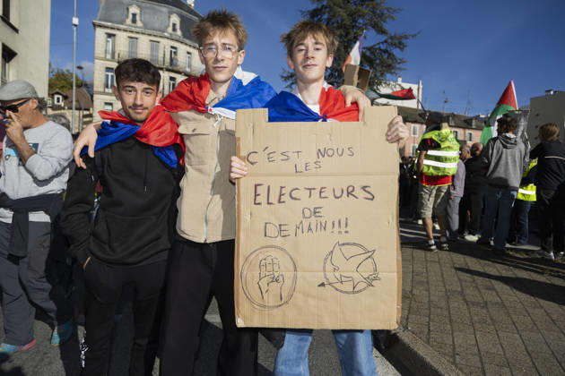 High Cost of Living Protest - Gap Three young demonstrators pose with a sign reading C’est nous les électeurs de demain !!! ( We are tomorrow’s voters!!! ) during the march in Gap, France, on October 17, 2026. Photo by Thibaut Durand ABACAPRESS.COM Gap Provence-Alpes-Cote d Azur France  Copyright: xDurandxThibaut ABACAx