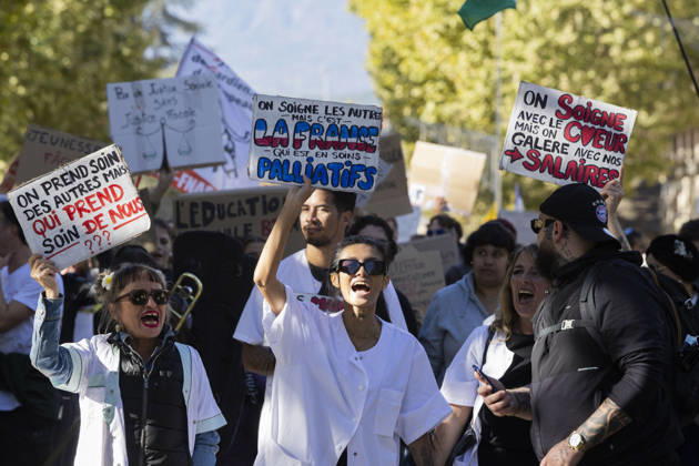 High Cost of Living Protest - Gap Demonstrators chant and hold placards during the march in Gap, France, on October 17, 2026. A sign reads On soigne les nôtres, on prend soin des Palestiniens ( We care for our own; we care for Palestinians ). Photo by Thibaut Durand ABACAPRESS.COM Gap Provence-Alpes-Cote d Azur France  Copyright: xDurandxThibaut ABACAx