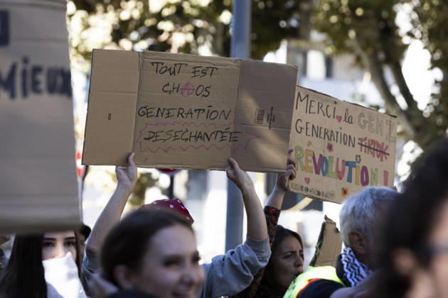 High Cost of Living Protest - Gap A demonstrator holds a sign reading Tout est chaos, génération désenchantée ( Everything is chaos, disillusioned generation ) during the march in Gap, France, on October 17, 2026. Photo by Thibaut Durand ABACAPRESS.COM Gap Provence-Alpes-Cote d Azur France  Copyright: xDurandxThibaut ABACAx