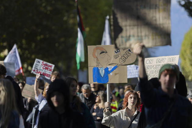 High Cost of Living Protest - Gap Demonstrators carry a caricature and handwritten signs during the march in Gap, France, on October 17, 2026. A placard reads On est les enfants des coupeurs de têtes ! ( We are the children of the head-cutters! ). Photo by Thibaut Durand ABACAPRESS.COM Gap Provence-Alpes-Cote d Azur France  Copyright: xDurandxThibaut ABACAx