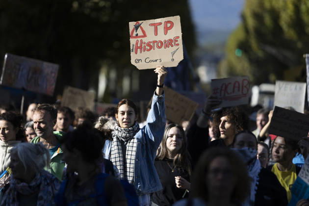 High Cost of Living Protest - Gap A student holds a sign referring to history lessons during the march in Gap, France, on October 17, 2026. Its abbreviated wording is partly unclear. Photo by Thibaut Durand ABACAPRESS.COM Gap Provence-Alpes-Cote d Azur France  Copyright: xDurandxThibaut ABACAx