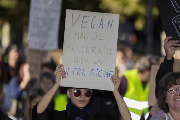 High Cost of Living Protest - Gap A demonstrator holds a sign reading Vegan mais je mangerais bien un ultra-riche ( Vegan, but I would gladly eat an ultra-rich person ) during the march in Gap, France, on October 17, 2026. Photo by Thibaut Durand ABACAPRESS.COM Gap Provence-Alpes-Cote d Azur France  Copyright: xDurandxThibaut ABACAx