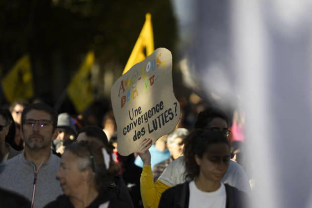 High Cost of Living Protest - Gap A demonstrator raises a sign reading Une convergence des luttes ? ( A convergence of struggles? ) during the march in Gap, France, on October 17, 2026. Photo by Thibaut Durand ABACAPRESS.COM Gap Provence-Alpes-Cote d Azur France  Copyright: xDurandxThibaut ABACAx