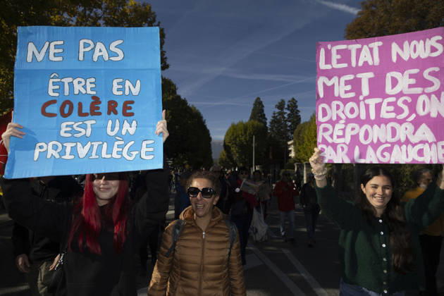 High Cost of Living Protest - Gap Demonstrators hold signs reading Ne pas être en colère est un privilège ( Not being angry is a privilege ) and L’État nous met des droites, on répondra par la gauche ( The state lands right-wing punches; we will answer from the left ) during the march in Gap, France, on October 17, 2026. Photo by Thibaut Durand ABACAPRESS.COM Gap Provence-Alpes-Cote d Azur France  Copyright: xDurandxThibaut ABACAx
