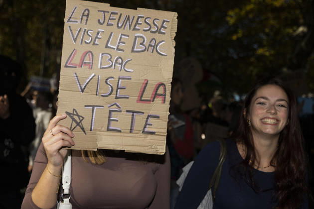 High Cost of Living Protest - Gap A demonstrator holds a sign reading La jeunesse vise le bac, la BAC vise la tête ( Youth aim for the baccalaureate; the BAC anti-crime brigade aim for the head ) during the march in Gap, France, on October 17, 2026. Photo by Thibaut Durand ABACAPRESS.COM Gap Provence-Alpes-Cote d Azur France  Copyright: xDurandxThibaut ABACAx